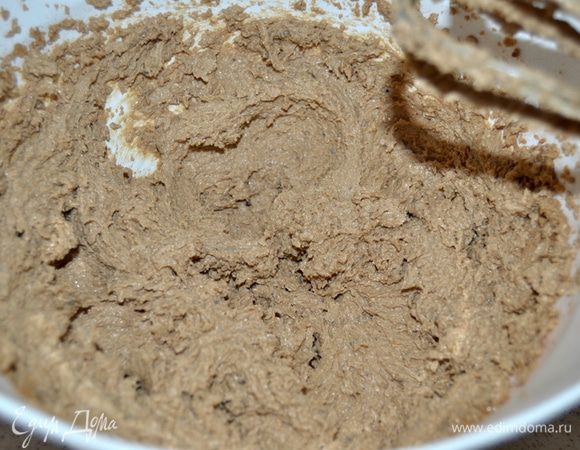 Взбиваем теплое масло с двумя видами сахара.