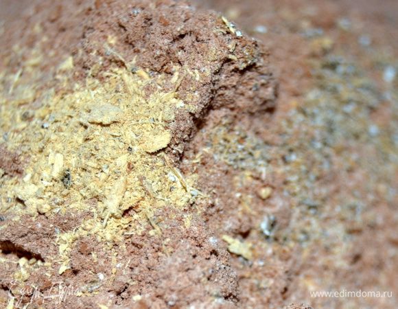 Добавить к муке имбирь и кардамон.