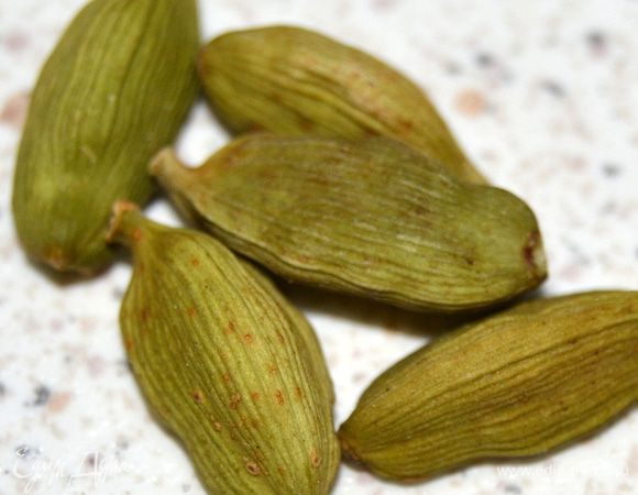 При добавлении кардамона в любую выпечку,вы получите необыкновенный аромат и необычный привкус,который заставит ваших гостей еще не раз тянуться к предложенному им угощению :)