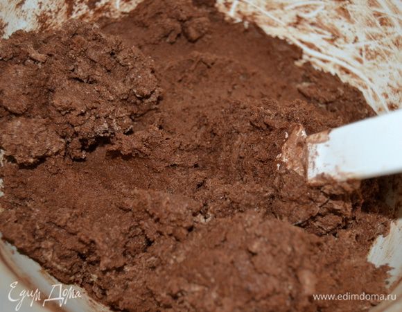 Смешиваем лопаткой масляную массу с мучной.