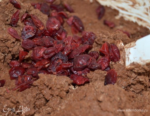 Добавляем клюкву.Можно заменить на любые цукаты.