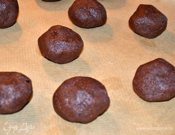 Катаем шарики,размером с грецкий орех, у меня чуть больше.