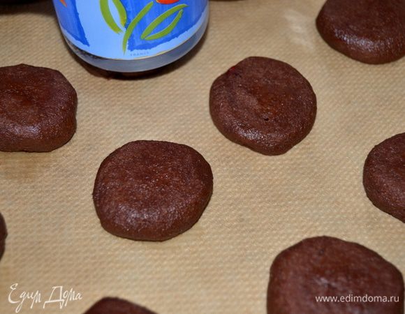 Теперь нужно немного приплюснуть,дном стакана,если хотите печенье более хрустящее, то делайте потоньше лепешки.
Что бы получились трещинки,уберите противень с подготовленными печеньями в холодильник на 15 минут.