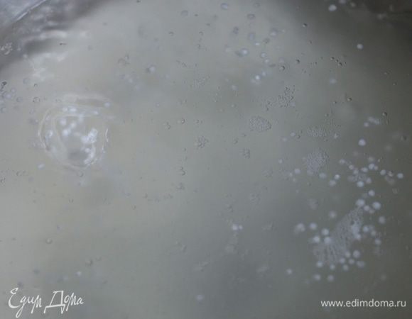 Довести до кипения 1,5 л воды. Добавить тапиоку и варить 5 минут. Затем откинуть на сито и промыть холодной водой.