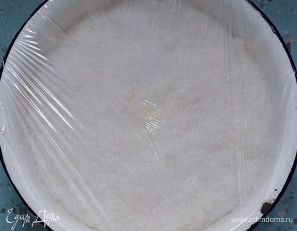 Переложить тапиоку в миску, накрыть пленкой и сделать прокол. Убрать в морозилку на 20 минут.