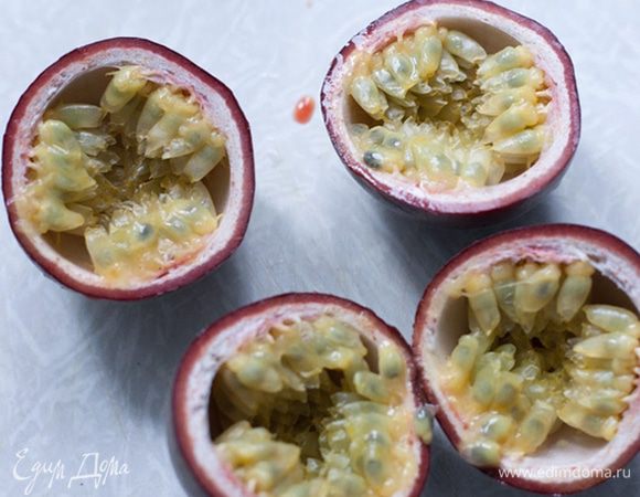 Тем временем вынуть всю мякоть из маракуйи. 