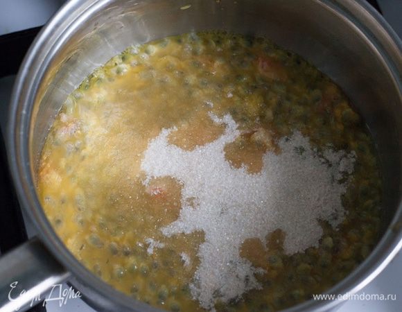 Добавить пектин и сахар по вкусу. Варить на среднем огне 10 минут. Затем остудить до комнатной температуры.