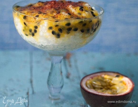 Выложить тапиоку в креманки, сверху маракуйю.