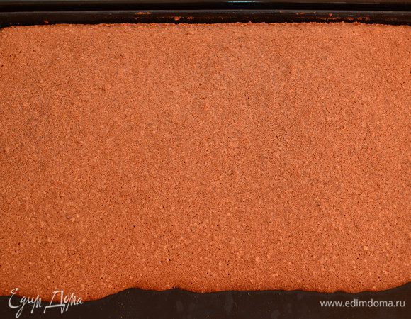 Готовый бисквит полностью остудите и снимите с противня.