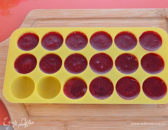 Кули из малины: ягоды пюрировать блендером, перетереть через сито. Желатин залить небольшим количеством холодной воды(если порошковый, то 1:7). Малиновое пюре нагрейте вместе с сахаром. Не кипятить! Снимите с огня и добавьте желатин, перемешайте и разлейте по формам. Поставьте в морозилку. (На фото больше заготовок, т.к. я использовала кули и в другом рецепте. Из 150г малины получится как раз на 8 полноценных порций).
