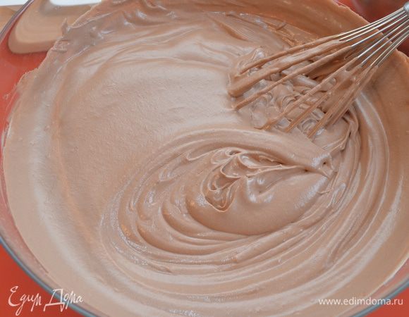 Шоколадный мусс: 125г сливок нагрейте и добавьте тимьян. Дайте настояться не меньше часа. Желатин залейте холодной водой.
Сливки с тимьяном снова нагрейте, уберите веточки тимьяна и добавьте желатин.
Растопите шоколад и влейте в него горячие сливки. Тщательно перемешайте и остудите до 35-38С. 
250г сливок взбейте до мягких пик и введите в остывший шоколад, аккуратно перемешивая, стараясь максимально сохранить объем.