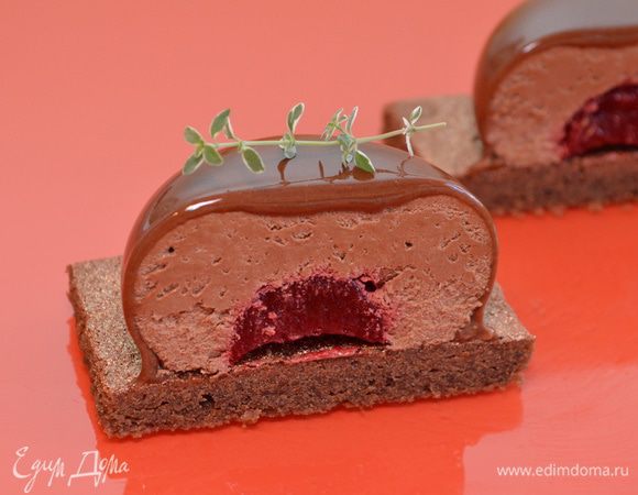 Бисквит нарезаем на квадраты со стороной 8 см. Выкладываем мусс на бисквит.
Размораживаем пирожное в холодильнике.
BON APPETIT!