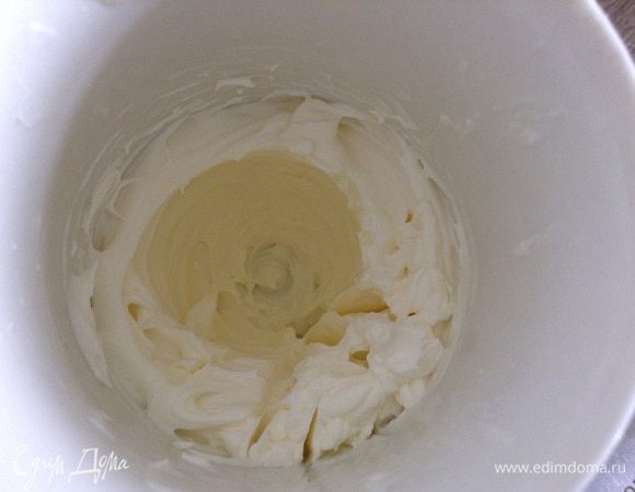 Взбить сливки.