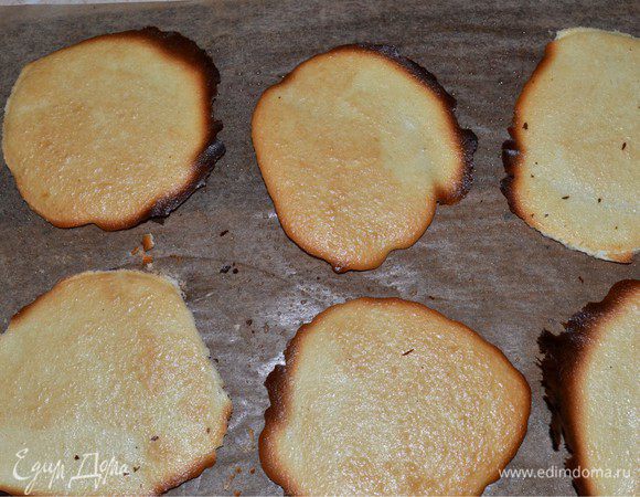 Духовку нагреть до 180 градусов. Противень застелить пергаментом, смазать маслом. И аккуратно ложкой выкладывать тесто в форме кругов диаметром 11 см. Можно круги заранее нарисовать на бумаге и выкладывать тесто начиная с центра круга к краям. У вас должно получиться 6 примерно одинаковых круглых лепешек. Ставим выпекаться на 8-10 минут. Все зависит от духовки. Они должны зарумянится по бокам и сами стать золотистыми. Все зависит от духовки. Они должны зарумянится по бокам и сами стать золотистыми. Вынимаем охлаждаться.