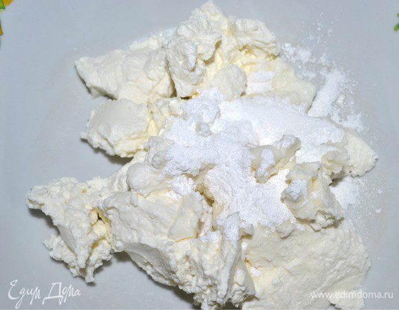Делаем сырный крем. Рикотту выкладываем в миску всыпаем сахарную пудру и взбиваем.
