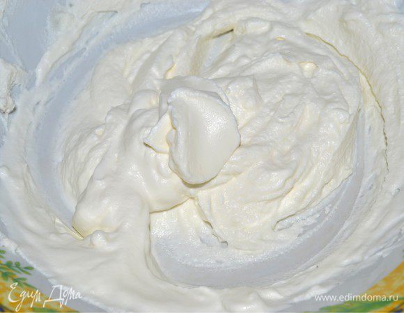 Сливки взбиваем до устойчивых пиков и добавляем поровну в крема с былым и черным шоколадом.