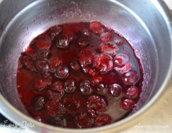 Для вишневого топпинга 20 ягодок вишни мы разрезаем пополам, вынимаем косточки и ложем в кастрюльку. Добавляем  сахарный песок и все нагреваем на небольшом огне помешивая.  Увариваем вишню минут 10, затем  добавляем крахмал разведенный в небольшом количестве холодной воды. Помешиваем до загустения.