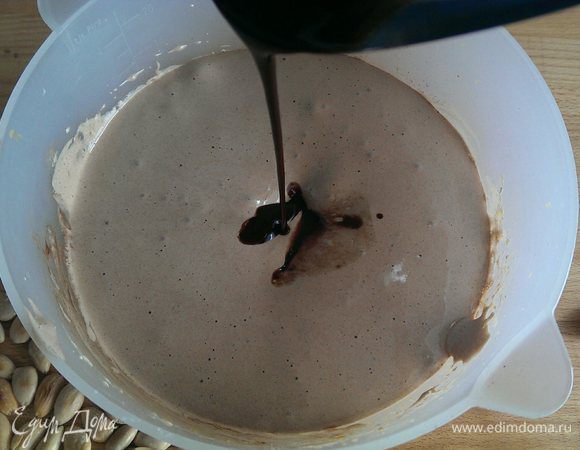 Растереть добела яйцо, желтки с 0,5 стакана сахара и добавить в шоколадно-масляную смесь вместе с какао-порошком, ванилином, разрыхлителем. Всё осторожно перемешать лопаткой.