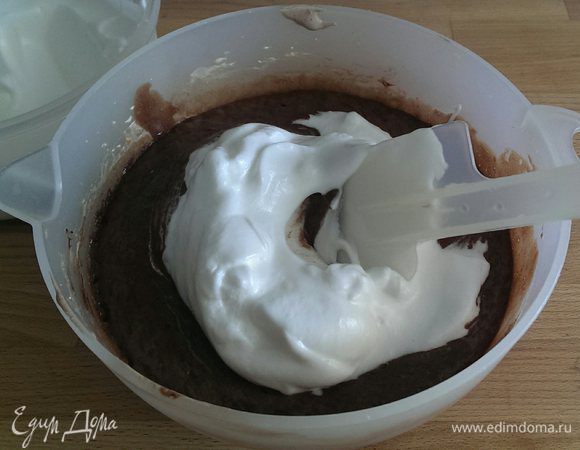 Белки взбить с оставшимся сахаром до образования пиков и аккуратно ввести в смесь.