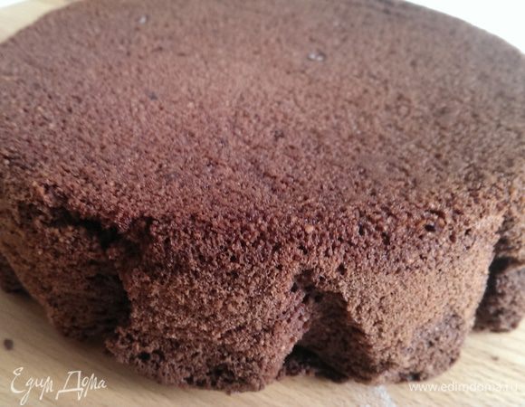 Добавить муку и измельченный очищенный миндаль. Получившееся тесто вылить в круглую разъёмную форму (24 см), смазанную маслом и обсыпанную мукой или выложенную бумагой для выпечки. Выпекать в предварительно разогретой духовке при температуре 180℃, 40-45 минут. Затем разрезать на два одинаковых коржа, при необходимости выровнять края. На нижний корж выложить джем, накрыть верхним и убрать на один час в холодильник.