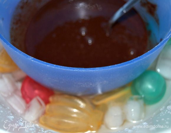 Шоколад поломать, сложить в сотейник,добавить сахар,воду и коньяк. Коньяк можно заменить на любой ароматный алкоголь или просто на сироп. На не сильном огне, постоянно помешивая растворить шоколад. В большую миску положить лед и налить воду. Поставить в эту ледяную баню растопленную шоколадную массу, чтобы остановить приготовление. И начинаем взбивать.