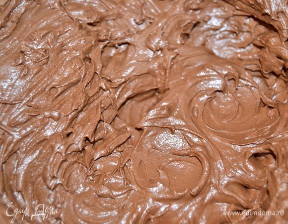 Взбивание по началу не принесет никаких результатов, будет шоколадная вода, но не бросайте это дело,взбивайте!!! Постепенно мусс начнет светлеть и густеть, на все это уйдет 2-3 минуты.