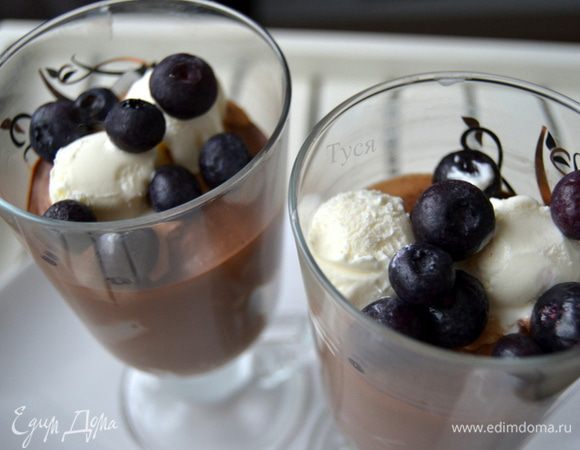 По желанию добавьте ягоды, взбитые сливки или мороженое.