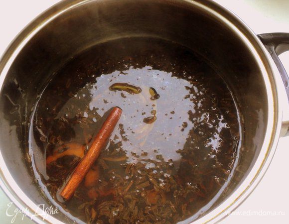 Черный чай (я взяла чай с бергамотом «Эрл Грей»), корицу и цедру ½ лимона залить кипятком  и настоять 10-15 минут. Затем процедить.