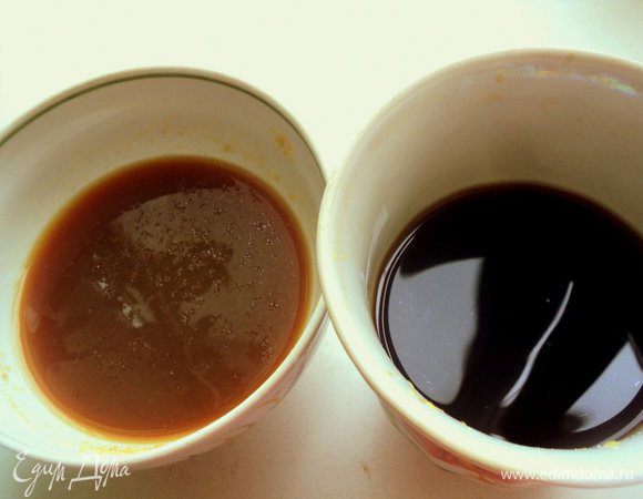 В половину чая добавить сахар, размешать до его растворения. Вторую половину чая охладить и добавить желатин, дать ему набухнуть и распустить на водяной бане.