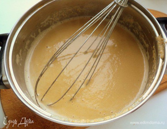 Желтки смешать венчиком со сливками и влить тонкой струйкой горячий чай с сахаром и на водяной бане довести до загустения (не кипятить!).