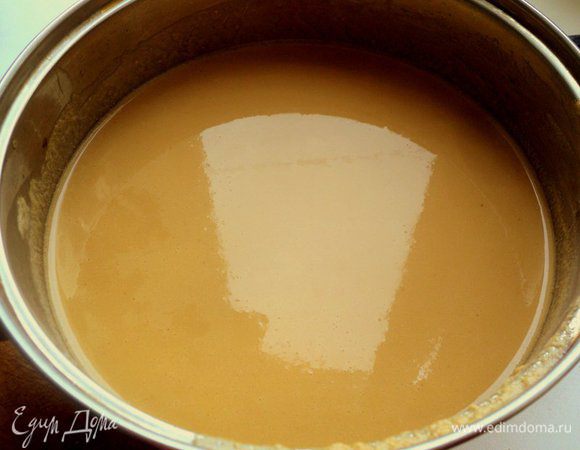 Снять смесь с огня и добавить постепенно чай с желатином, хорошо размешать.
