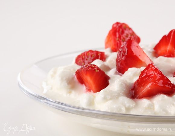 Взбить блендером. Подавать с фруктами, ягодами или вареньем.