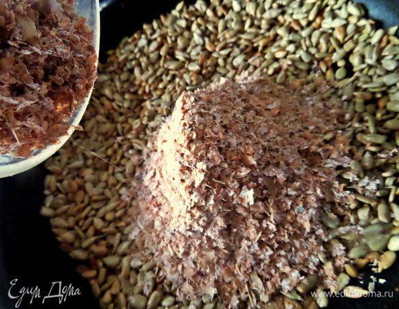 Позже всыпать отруби и жарить всё вместе.