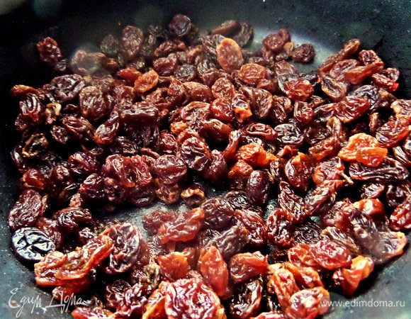 Слить воду с изюма, он стал мягким.