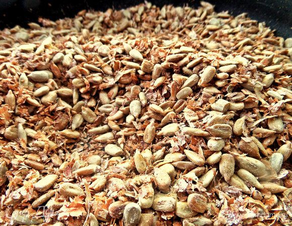 Соединяем изюм с обжаренным составом.