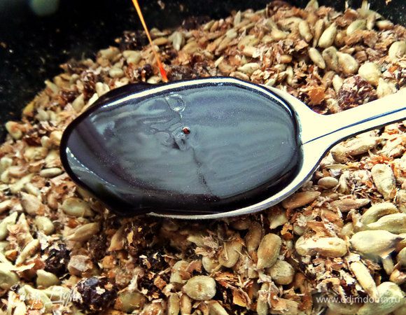 Добавим по ложке шоколадный соус вместо сахара и для связки.