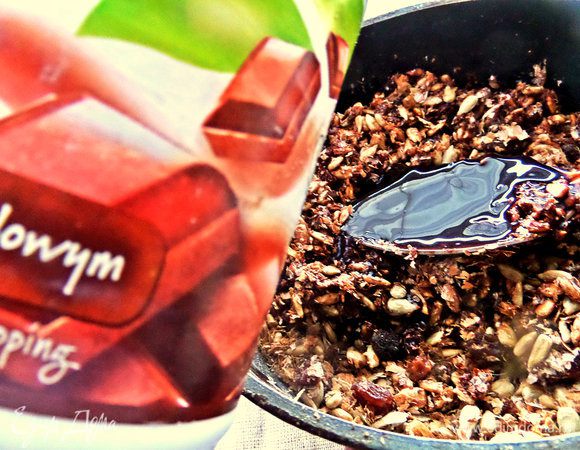 Перемешиваем вначале ложкой и смотрим, сколько ещё нужно сиропа.