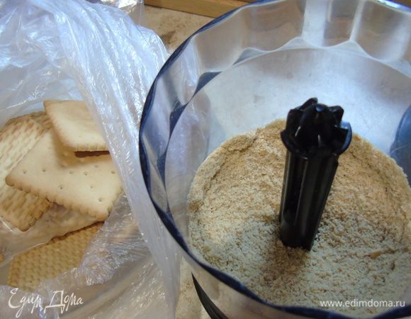 Раскрошите печенье в блендере. Берите песочное, оно лучше крошится.