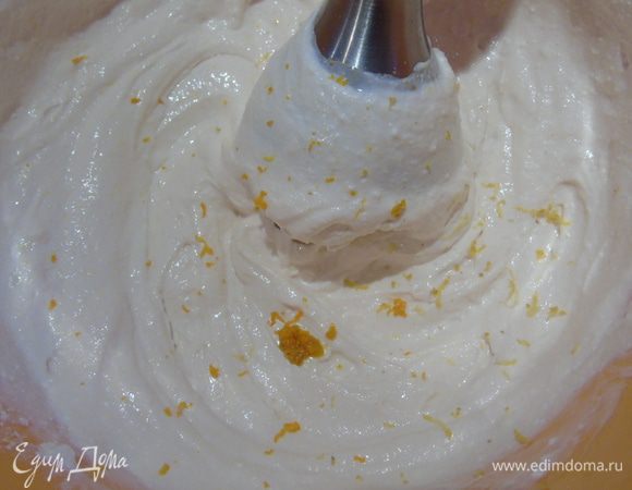 Смешайте сыр, сливки  и апельсиновую цедру.