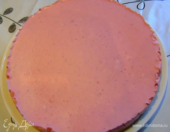 Достаньте и аккуратно снимите пленку, переложите на блюдо.