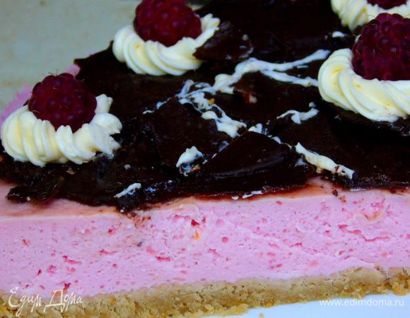 Полейте растопленным шоколадом  и украсьте взбитыми сливками и малиной. Приятного чаепития!!!