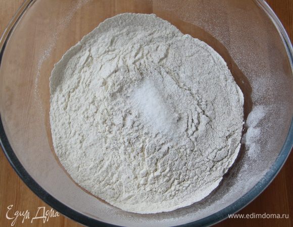 Муку просеять. Добавить сухие ингредиенты.