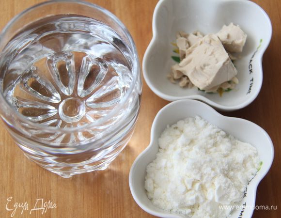 Подготовить другие ингредиенты: воду слегка подогреть, растворить в ней свежие дрожжи. Сухое молоко добавить к муке.