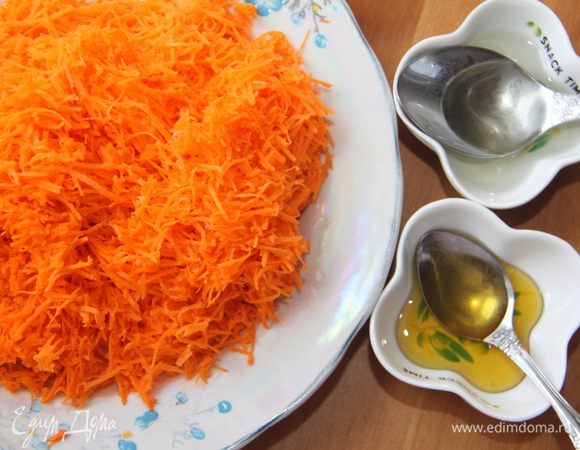 Сырую морковь натереть на мелкой тёрке, добавить пару чайных ложек мёда и пару столовых ложек растительного масла без запаха.