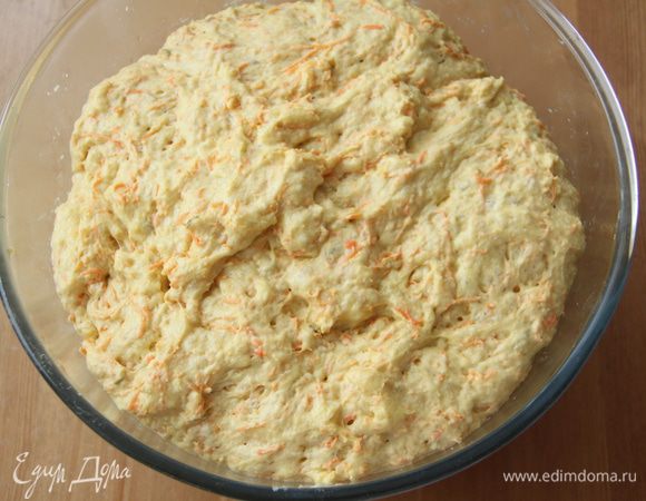 Оставить тесто в миске, закрыв пищевой плёнкой, на подъём на 1,5-2 часа.