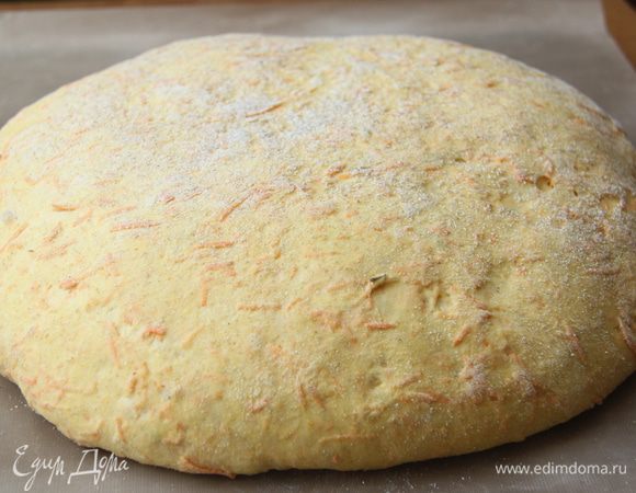 Тесто выложить из миски на присыпанную ржаной мукой рабочую поверхность. Сформировать батон - форма на ваш вкус. Оставить на расстойку на 1 час, прикрыв полотенцем.  Духовку включить на разогрев до максимума (у меня 250*С). Через указанное время нанести на поверхность хлеба насечки (я делала с помощью ножниц).