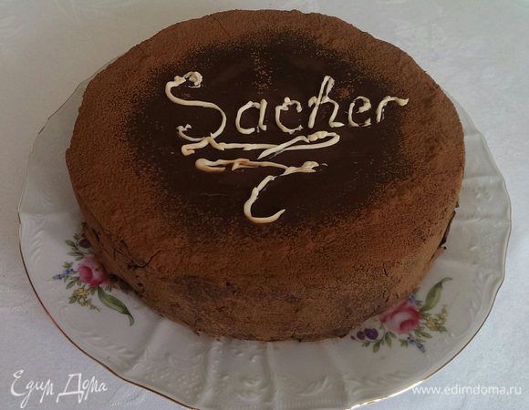 Торт покрыть глазурью и поставить в холодильник на два часа. Затем обсыпать бока какао и украсить (в классическом варианте это надпись "Sacher"). Торт не самый легкий в приготовлении, но оправдывает ожидания.