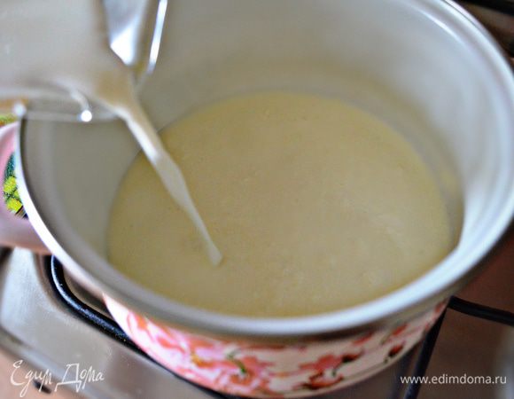 Молоко, сливки, соль и свежемолотый красный перец соединить в сотейнике и довести до кипения. Как только появятся первые пузырьки, снять с огня.