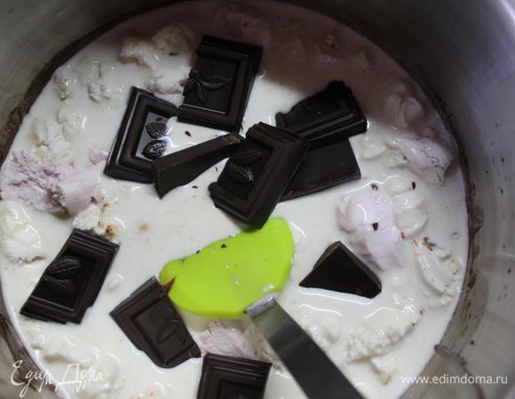 Ломаем шоколад и зефир в кастрюльку, заливаем их сливками (я беру 10%) и ставим на огонь.