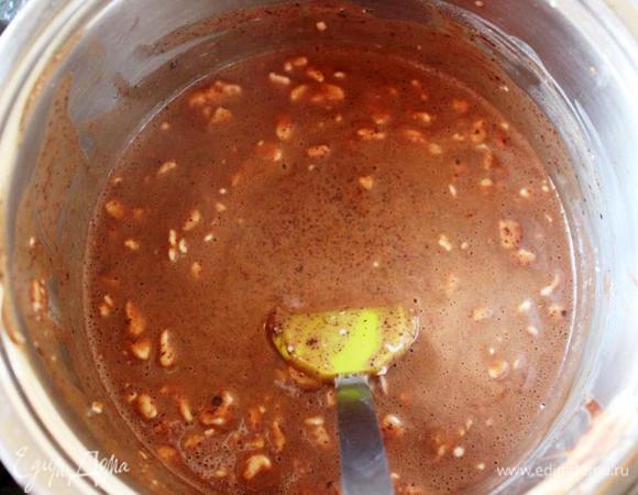 Помешивая смесь и раздавливая лопаточкой зефир, варим массу до растворения шоколада. Ждать пока зефир раствориться полностью нет необходимости.
Переливаем массу в блендер и взбиваем до однородности.